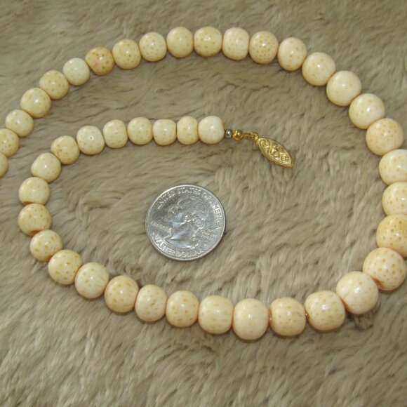 Vintage White Sponge Coral Collar Necklace. - Picture 2 of 7